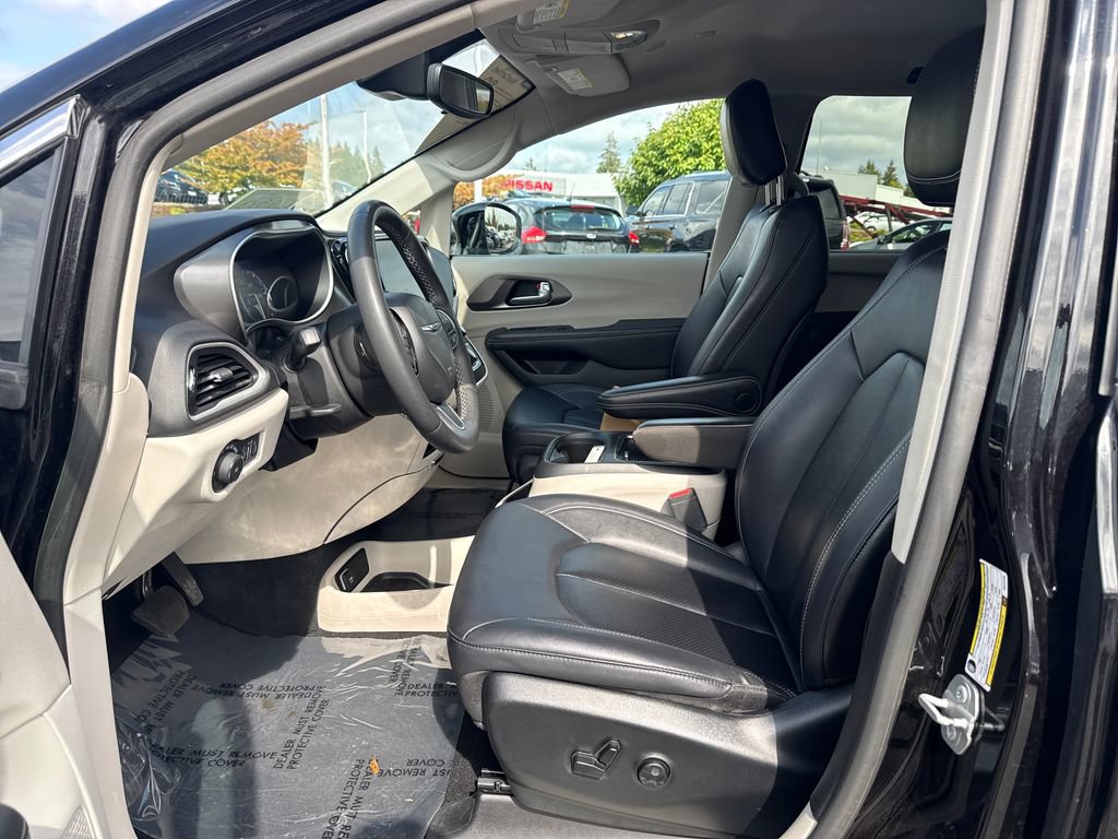 Used 2024 Chrysler Pacifica Touring-L FWD image 5