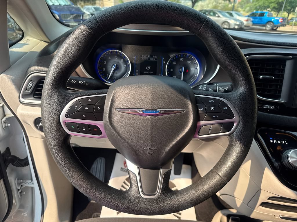 Used 2020 Chrysler Voyager L FWD image 14
