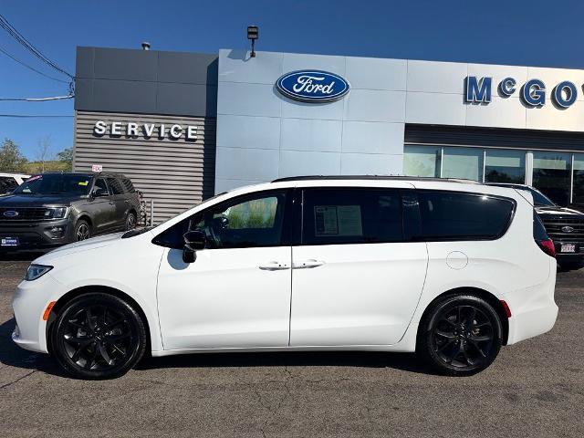 Used 2025 Chrysler Pacifica Limited FWD image 4