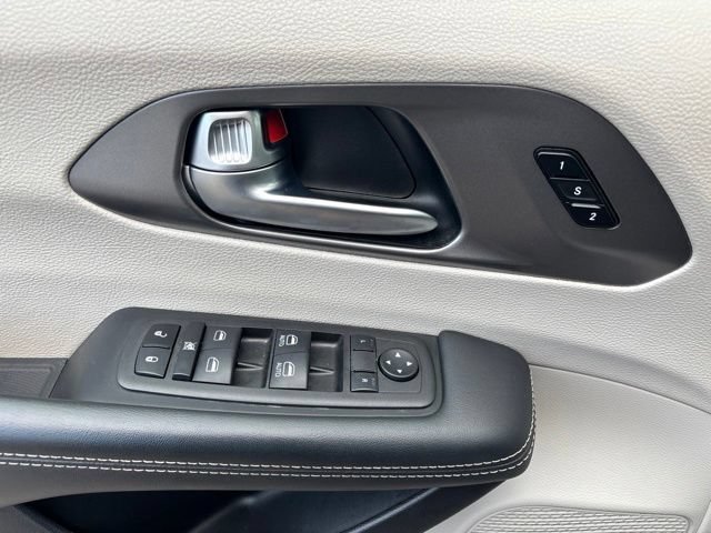 Used 2023 Chrysler Pacifica Touring-L FWD image 15