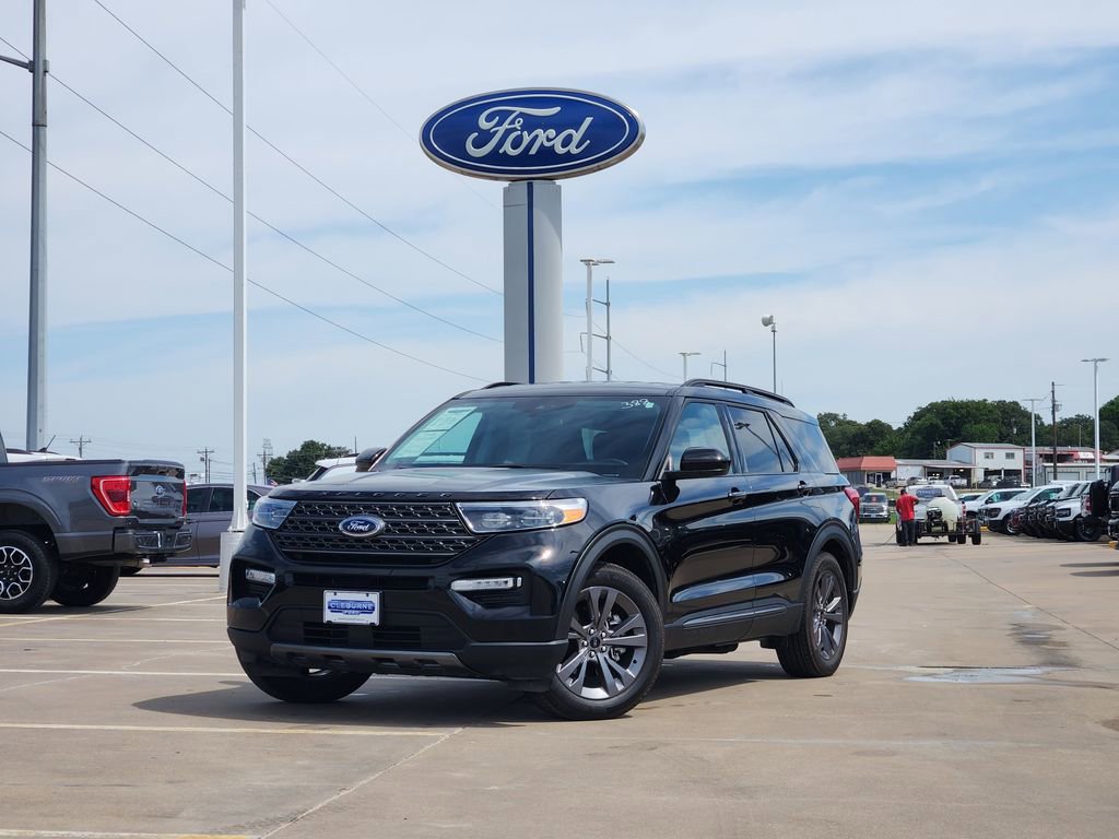 Certified 2024 Ford Explorer XLT w/ Equipment Group 202A RWD image 3