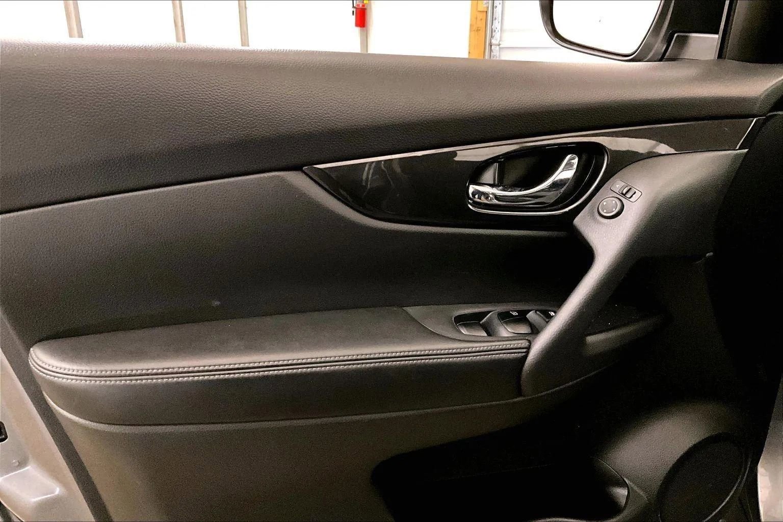 Used 2017 Nissan Rogue S image 22