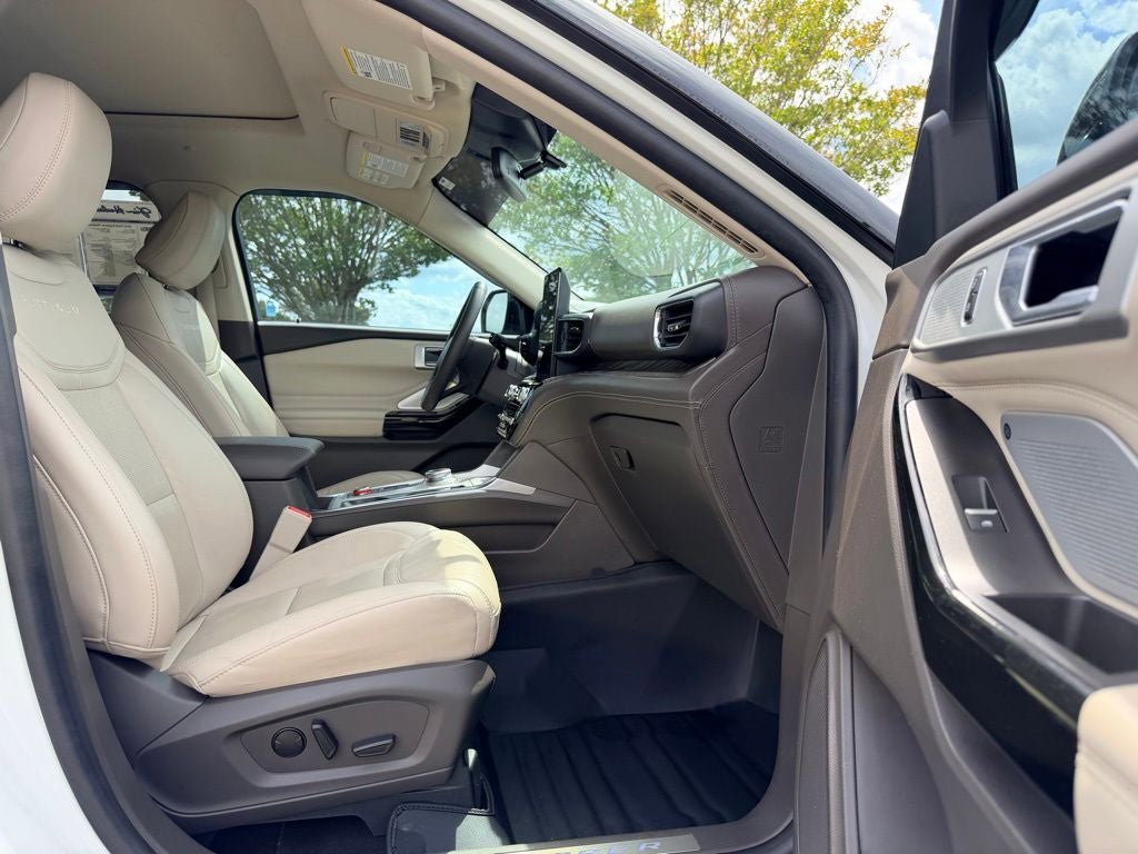 Certified 2022 Ford Explorer Platinum w/ Technology Package AWD/4WD image 15