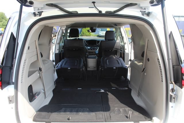 Used 2024 Chrysler Pacifica Touring-L FWD image 19
