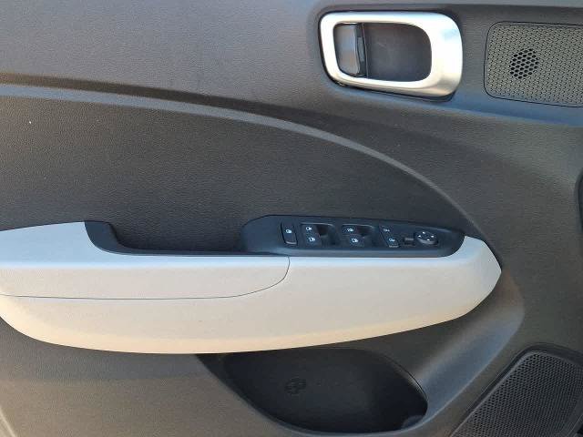 Used 2024 Hyundai Venue SEL FWD image 16