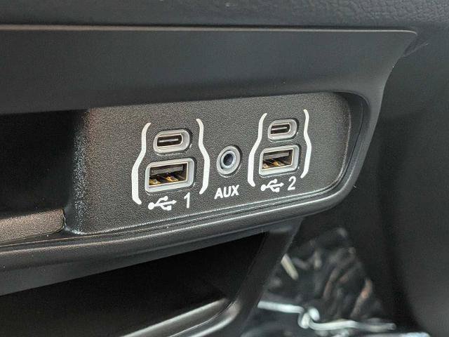 Used 2025 Chrysler Pacifica Select FWD image 25