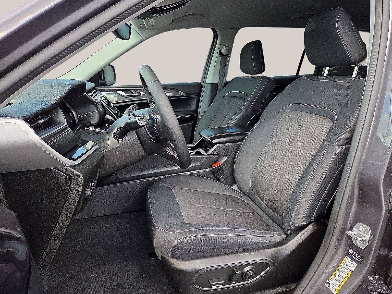 Used 2023 Jeep Grand Cherokee L Laredo AWD/4WD image 16
