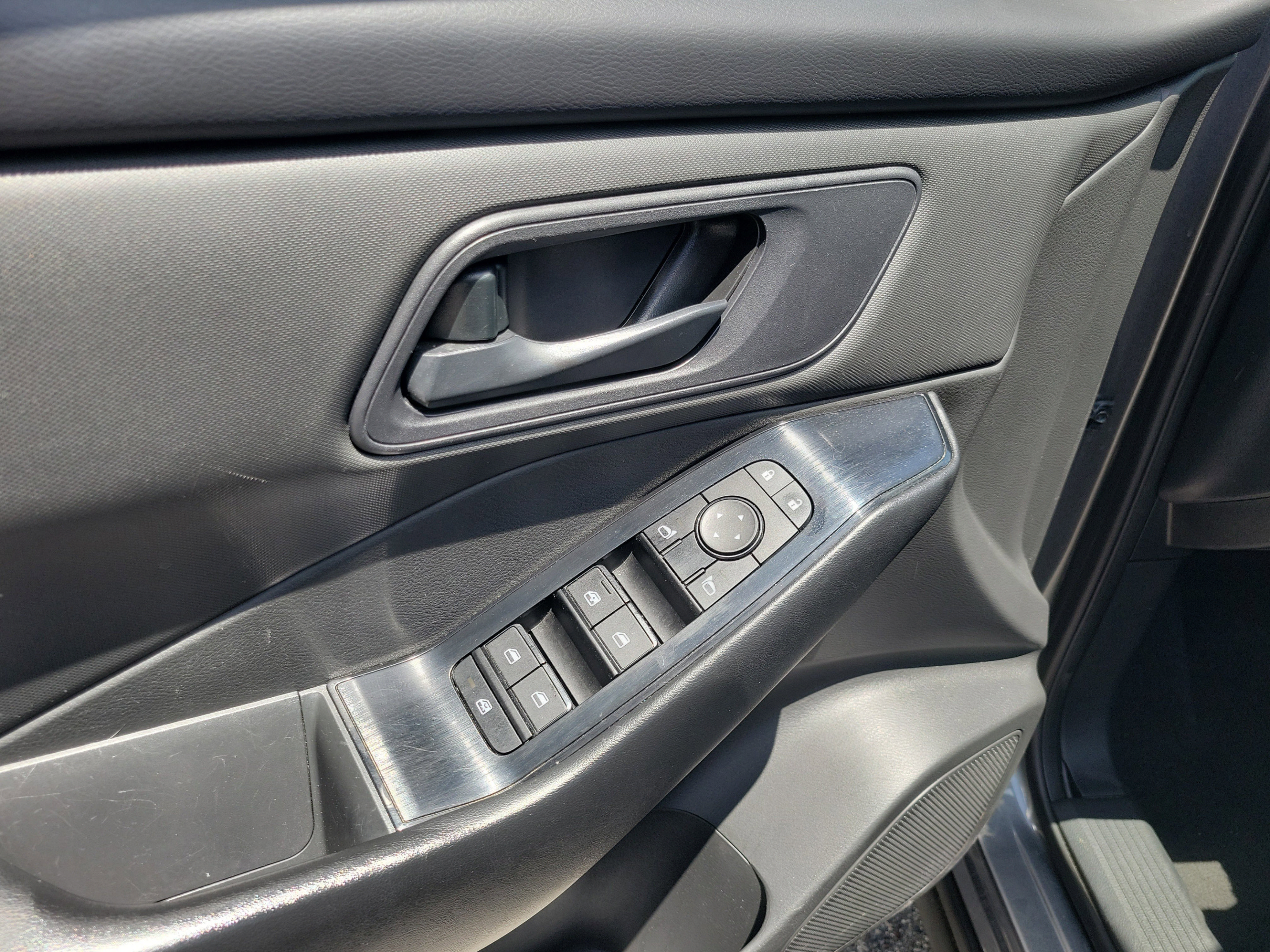 Used 2024 Nissan Rogue S AWD/4WD image 15