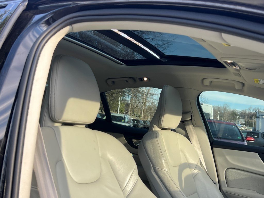 Used 2022 Volvo S60 B5 Momentum w/ Climate Package image 10