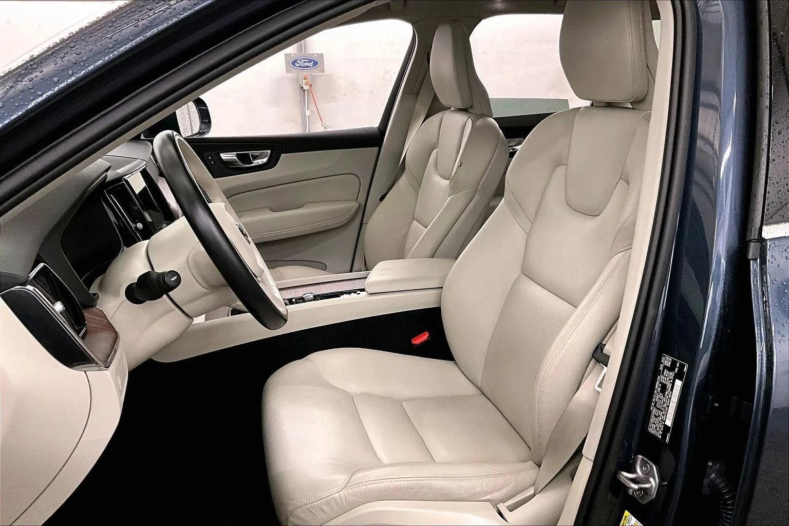 Used 2021 Volvo XC60 T5 Momentum w/ Premium Package image 24