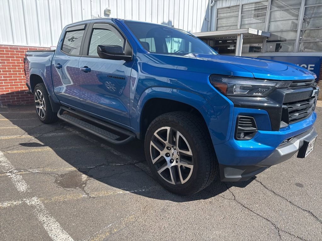 Used 2024 Chevrolet Colorado Z71 w/ Z71 Convenience Package 2 AWD/4WD image 3