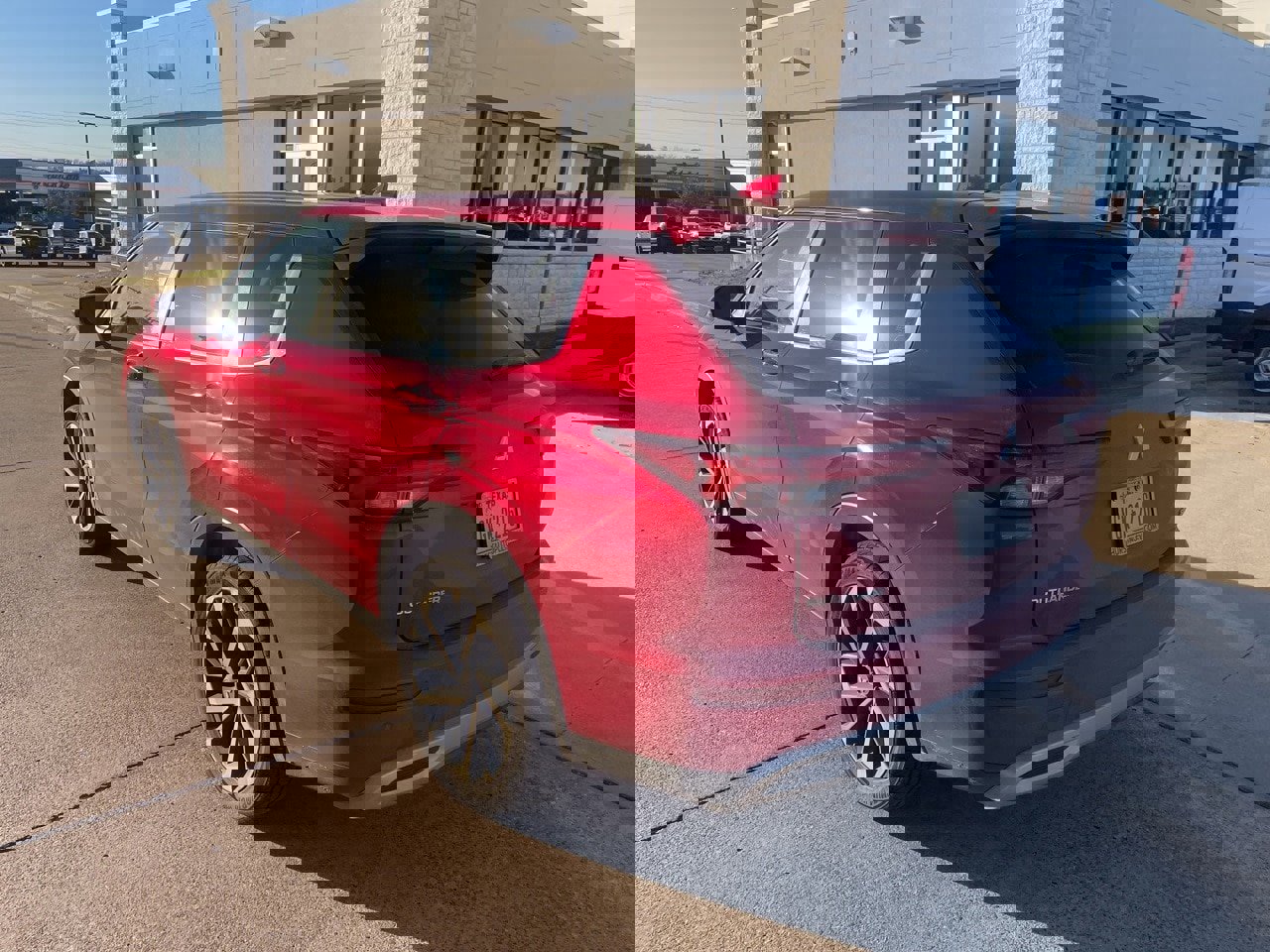 Used 2024 Mitsubishi Outlander SE image 2