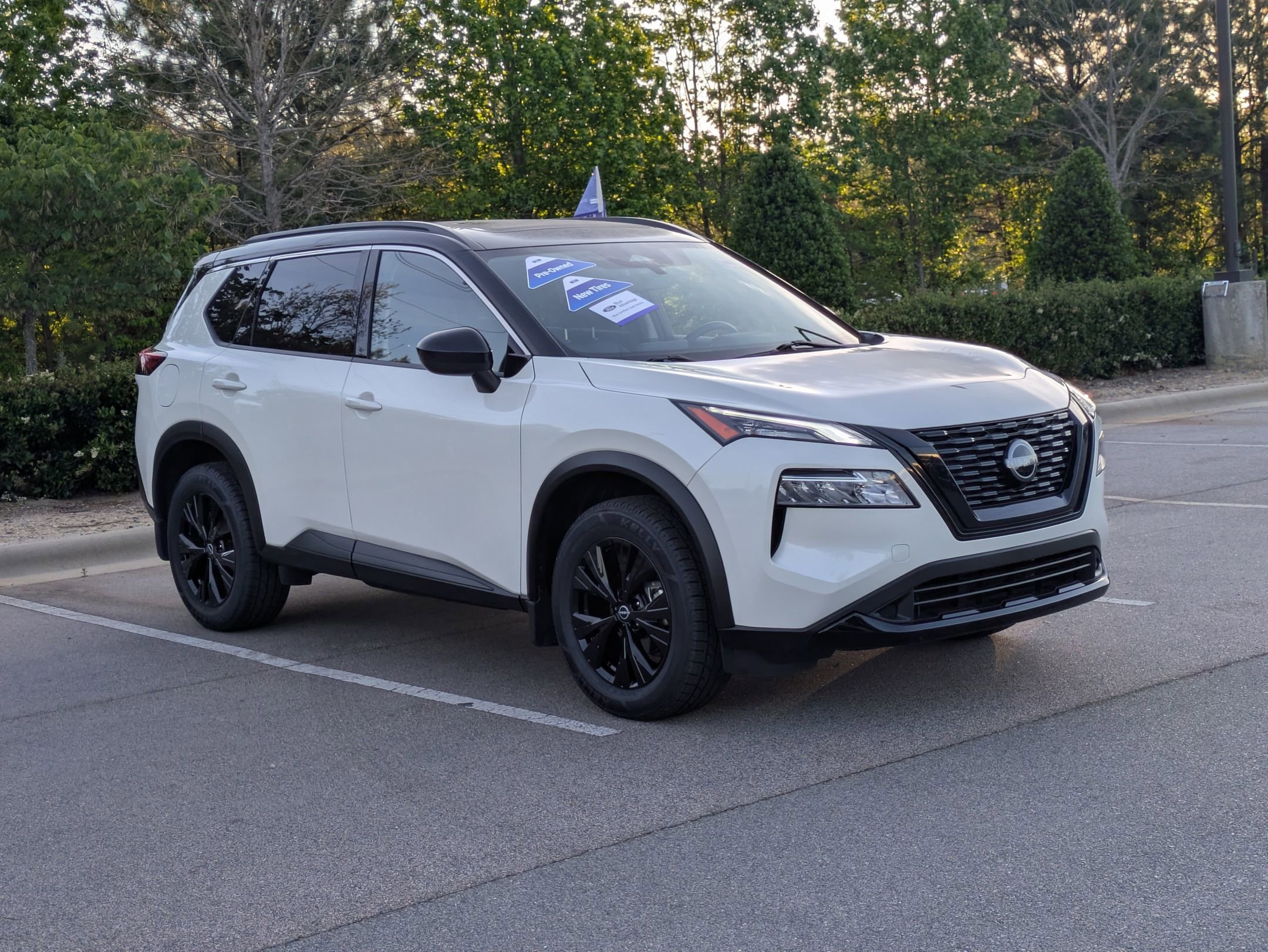 Used 2023 Nissan Rogue SV w/ SV Premium B Package FWD image 2