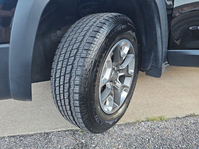 Used 2019 Jeep Cherokee Trailhawk w/ Comfort/Convenience Group AWD/4WD image 31