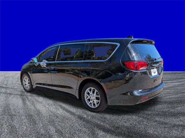 Used 2023 Chrysler Voyager LX image 3