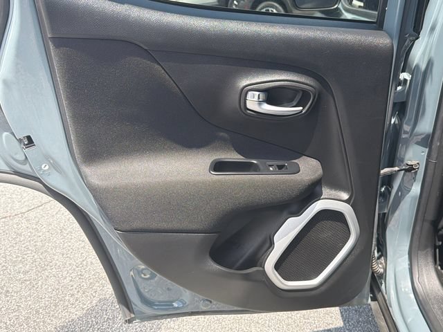 Used 2018 Jeep Renegade Latitude FWD image 23