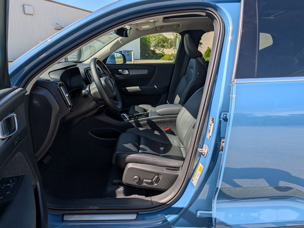 Used 2025 Volvo XC40 B5 Plus AWD/4WD image 21