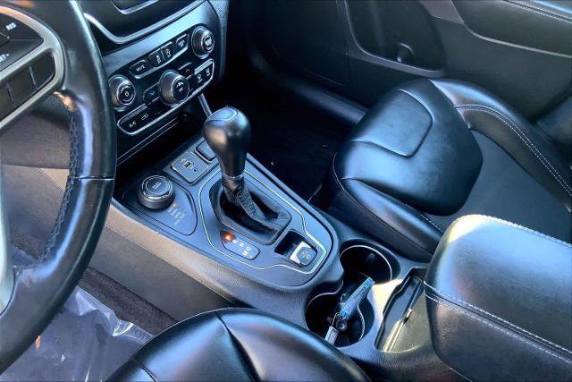 Used 2019 Jeep Cherokee Latitude Plus w/ Cold Weather Group AWD/4WD image 16