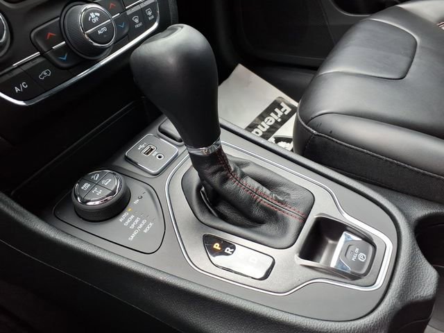 Used 2022 Jeep Cherokee Trailhawk AWD/4WD image 25