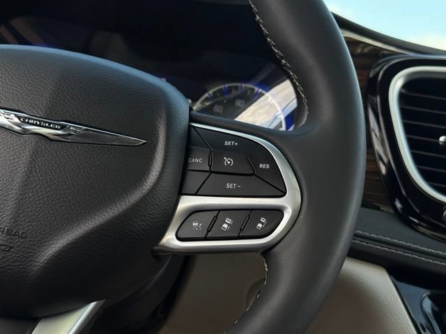 Used 2023 Chrysler Pacifica Limited FWD image 9