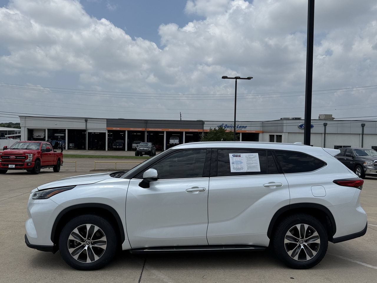 Used 2022 Toyota Highlander XLE FWD image 3