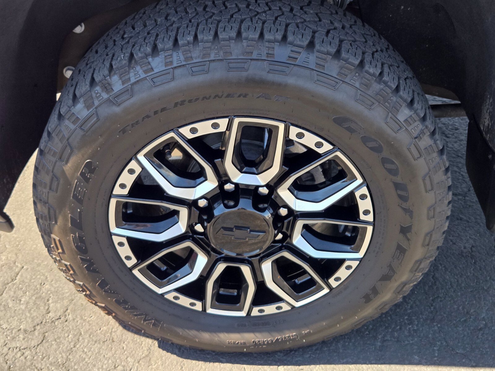 Used 2024 Chevrolet Silverado 2500 LT w/ Convenience Package RWD image 9