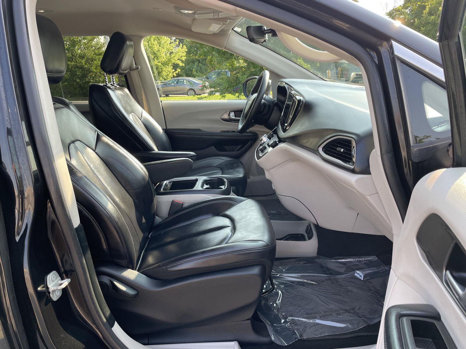 Used 2023 Chrysler Pacifica Touring-L FWD image 19