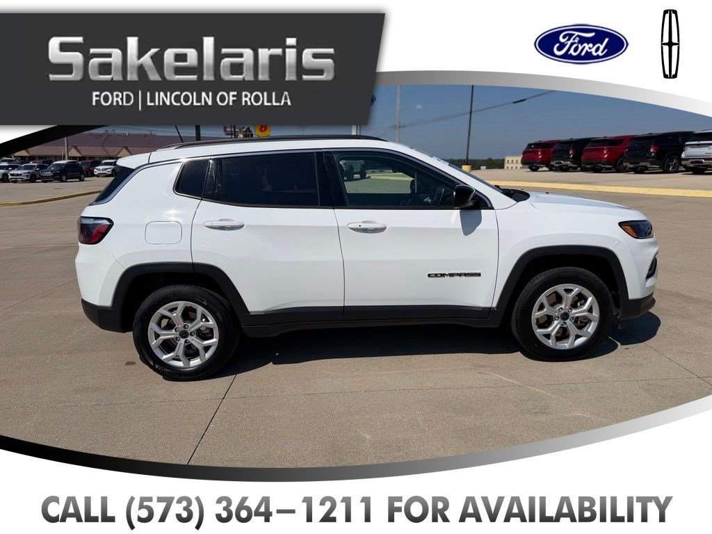 Used 2025 Jeep Compass Latitude AWD/4WD image 4