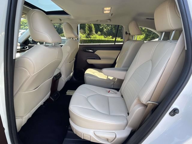 Used 2021 Toyota Highlander XLE FWD image 26