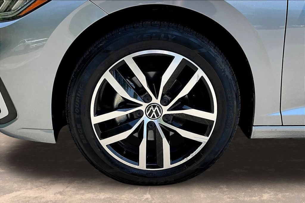 Used 2025 Volkswagen Jetta SE FWD image 34