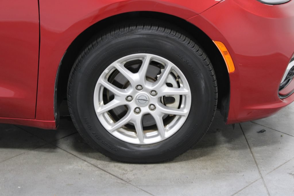Used 2024 Chrysler Pacifica Touring-L FWD image 13