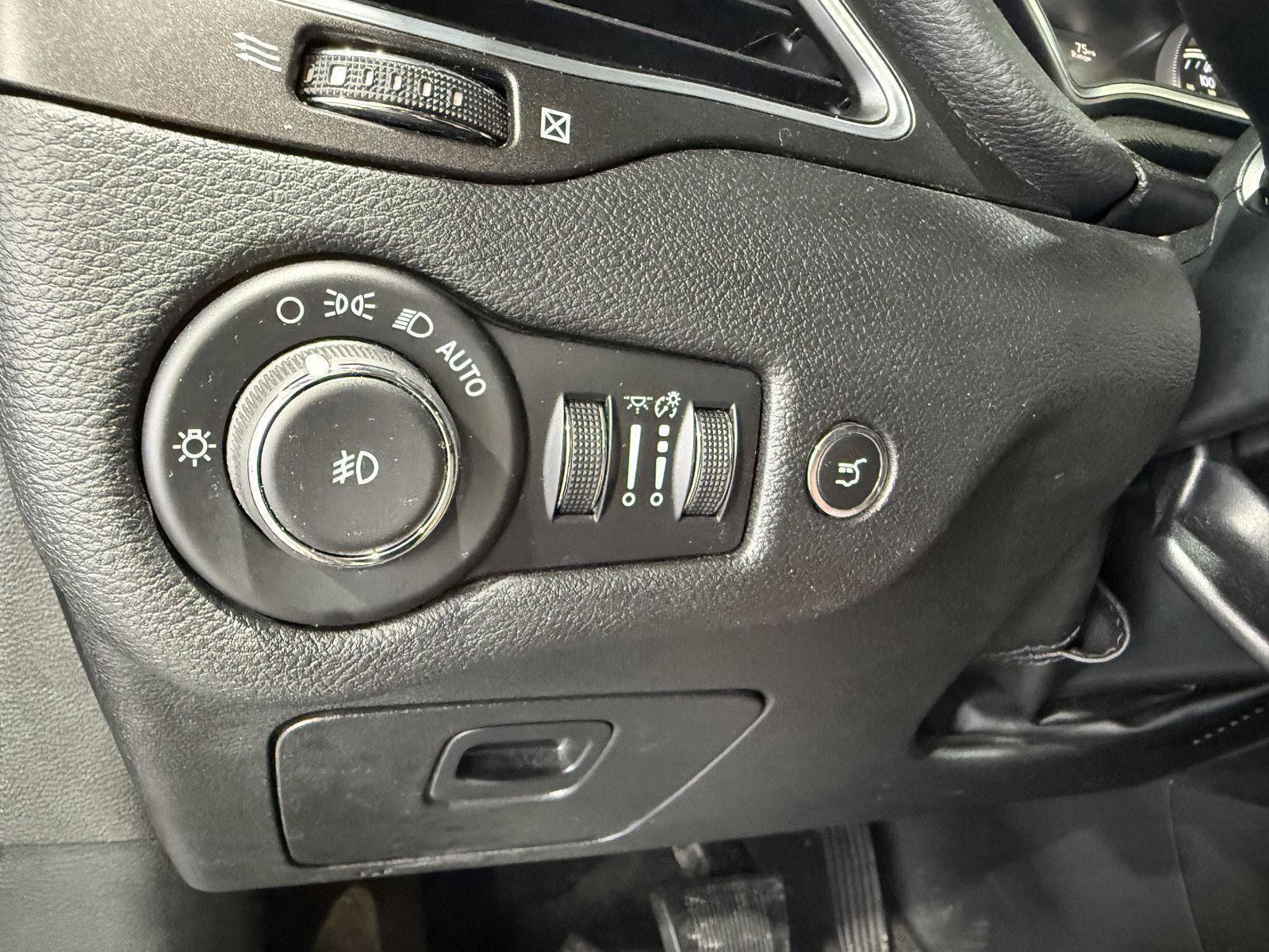 Used 2019 Jeep Cherokee Trailhawk AWD/4WD image 14