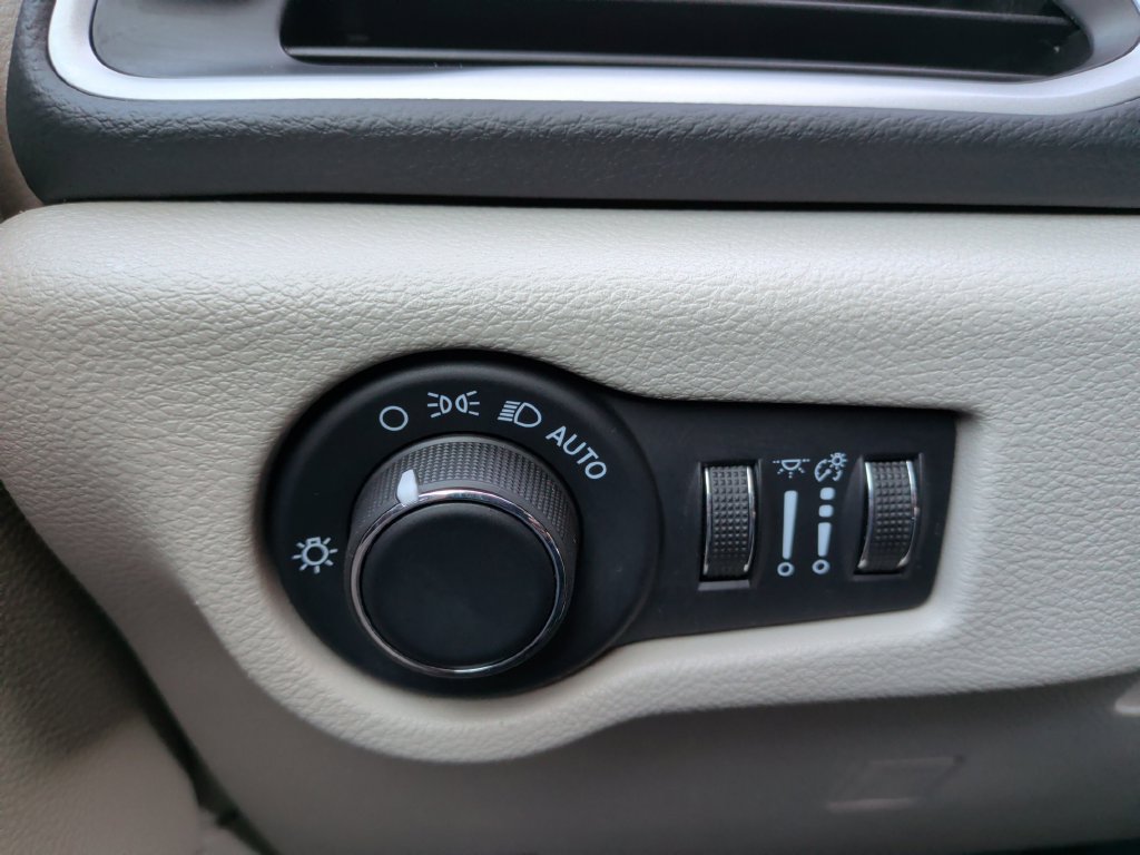 Used 2023 Chrysler Voyager LX FWD image 26