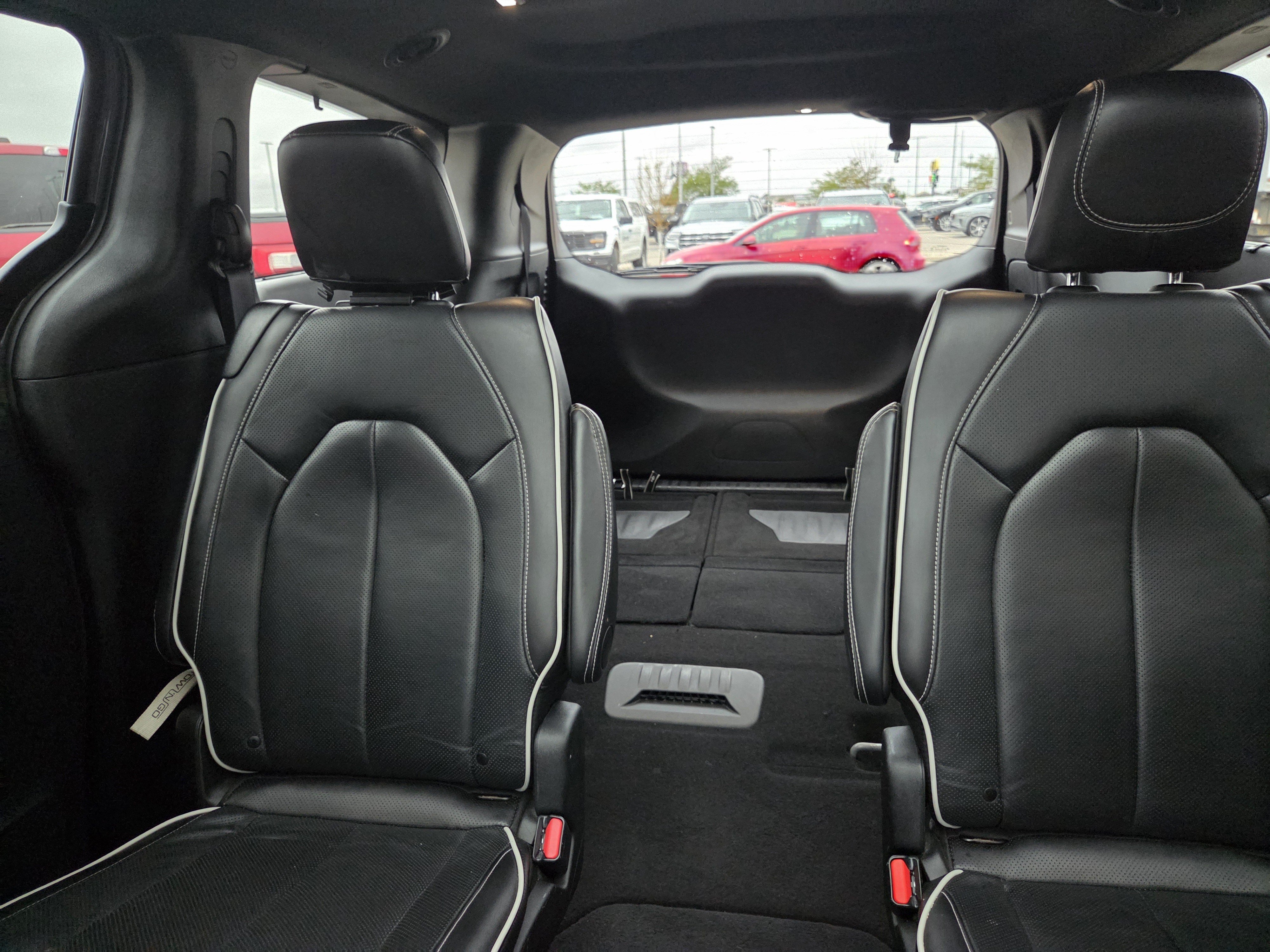 Used 2025 Chrysler Pacifica Limited FWD image 20