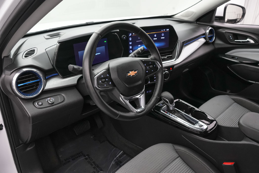 Used 2025 Chevrolet Trax LT w/ LT Convenience Package FWD image 12