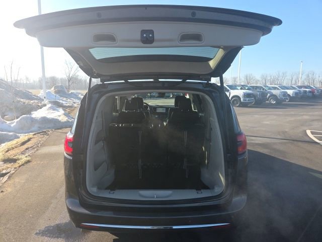 Used 2023 Chrysler Pacifica Touring-L image 12