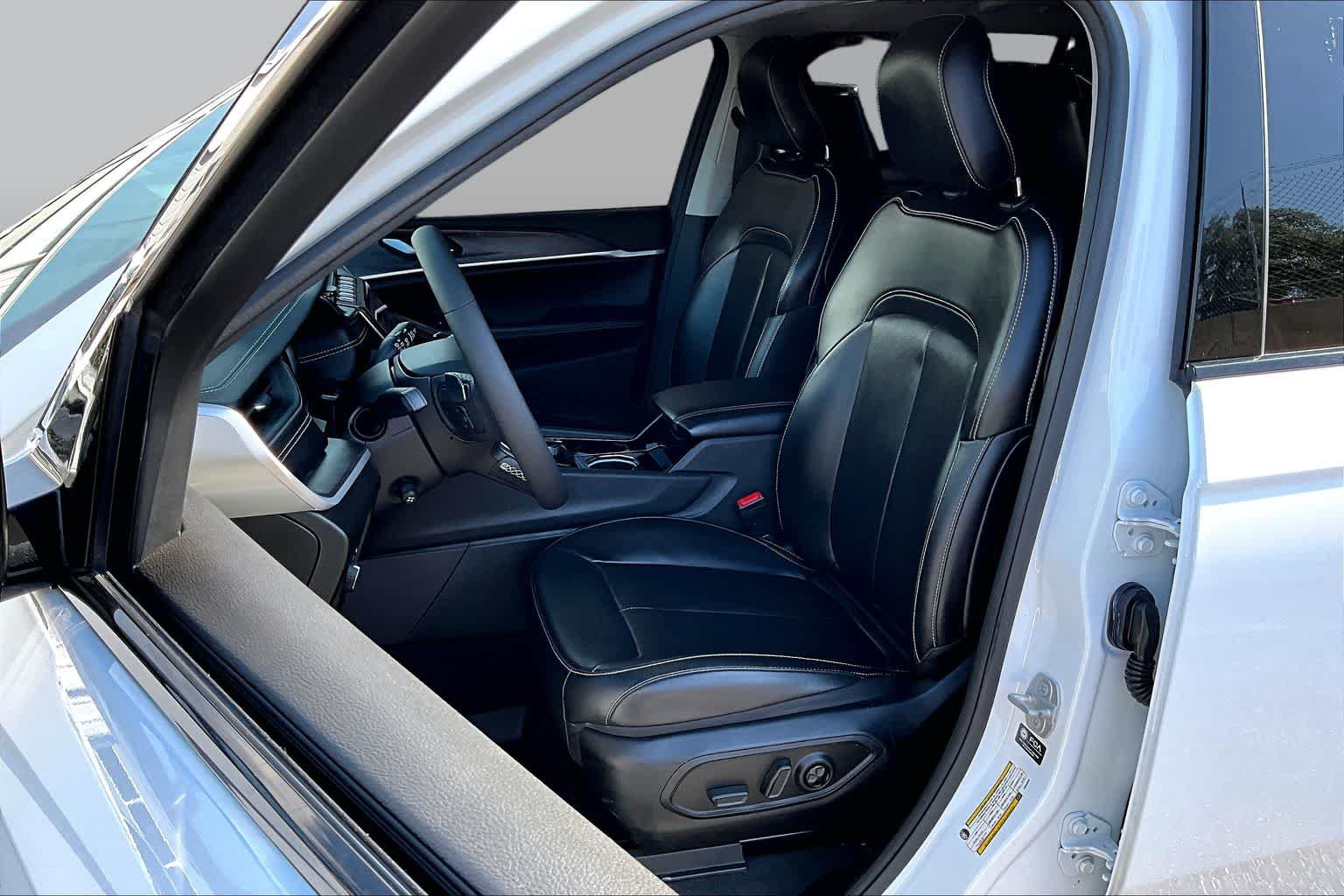 Used 2023 Jeep Grand Cherokee L Limited w/ Luxury Tech Group II RWD image 10