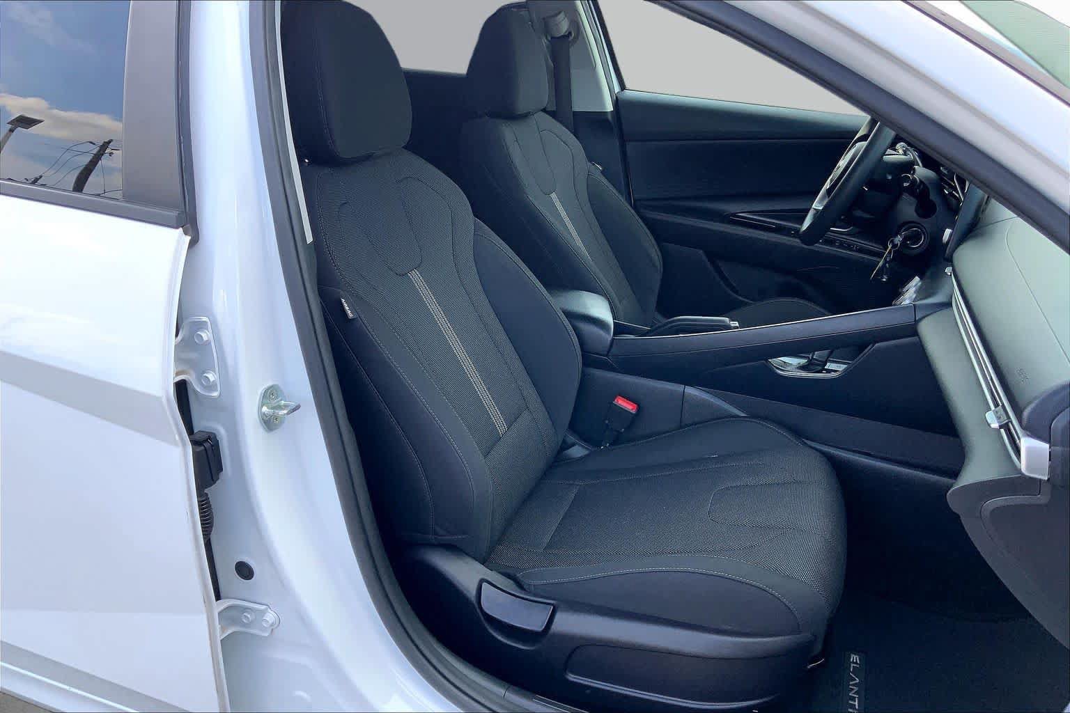 Used 2021 Hyundai Elantra SE FWD image 9