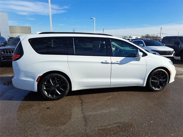 Used 2021 Chrysler Pacifica Touring-L w/ Uconnect Theater Family Group image 6