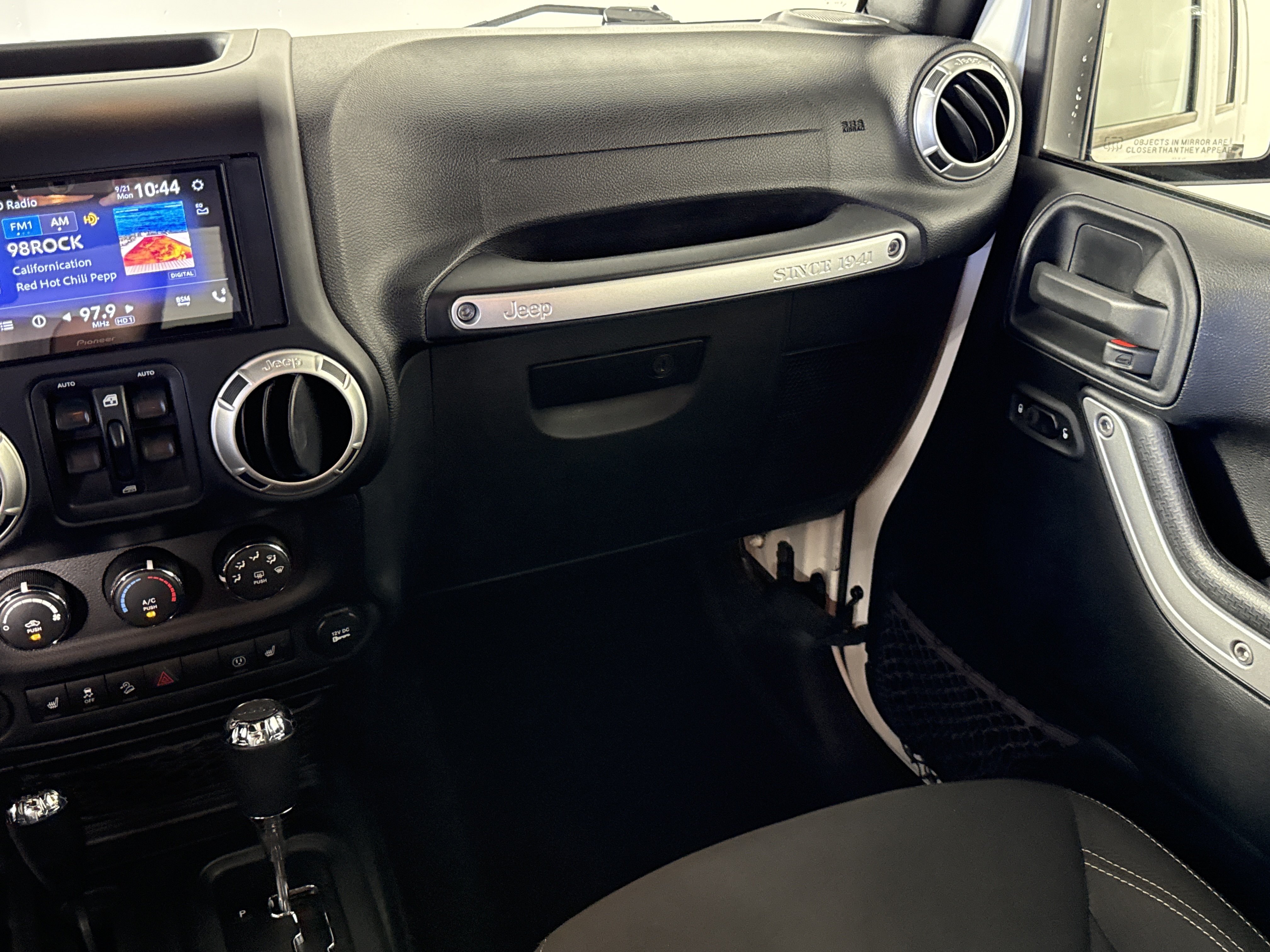 Used 2017 Jeep Wrangler Unlimited Sahara w/ Connectivity Group AWD/4WD image 12