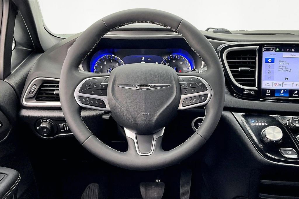 Used 2025 Chrysler Pacifica Select image 7
