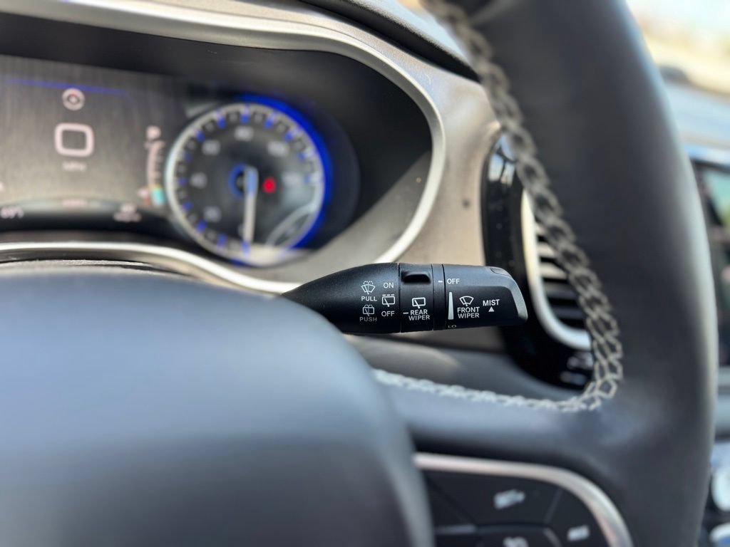 Used 2023 Chrysler Pacifica Touring-L FWD image 19