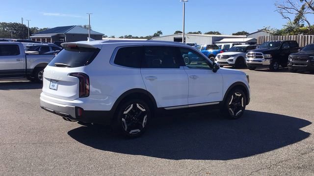 Used 2024 Kia Telluride EX w/ EX Captain's Chair Package image 4