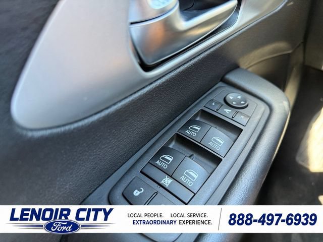 Used 2025 Chrysler Pacifica Limited FWD image 18