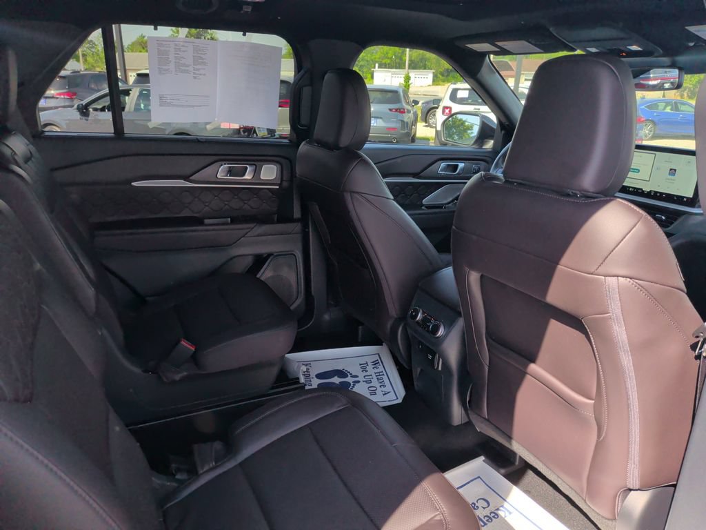 Certified 2025 Ford Explorer Platinum w/ Ultimate Package AWD/4WD image 17