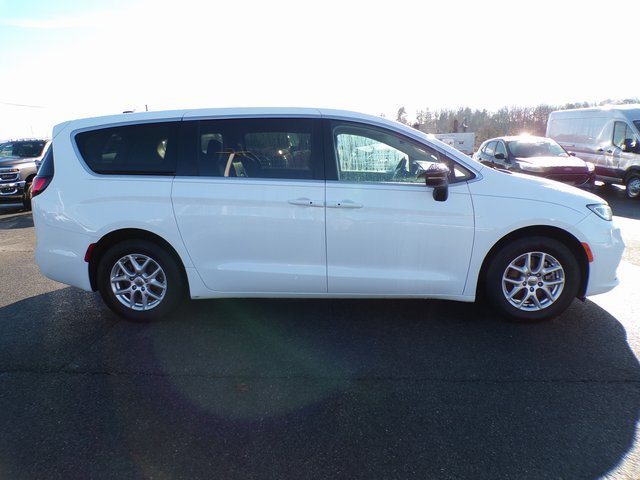Used 2024 Chrysler Pacifica Touring-L FWD image 5