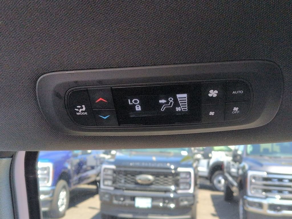 Used 2024 Chrysler Pacifica Limited FWD image 24
