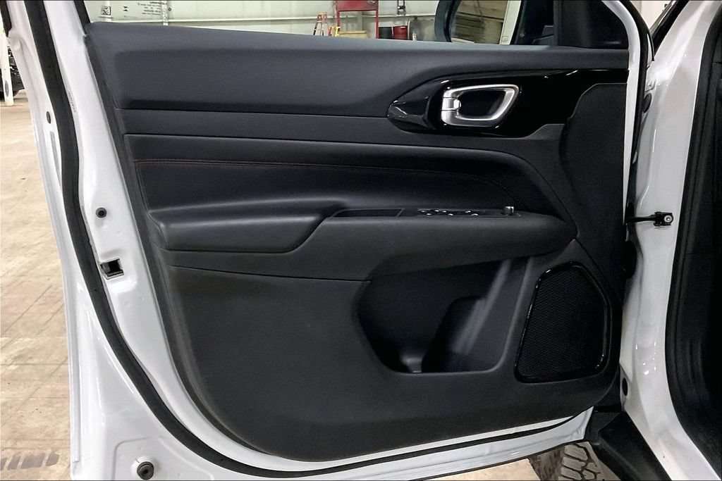 Used 2025 Jeep Compass Trailhawk AWD/4WD image 21