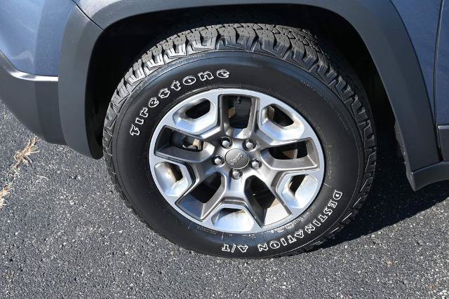 Used 2019 Jeep Cherokee Trailhawk w/ Comfort/Convenience Group AWD/4WD image 13