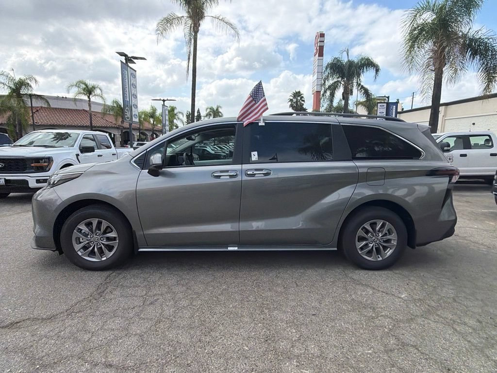 Used 2026 Toyota Sienna XLE FWD image 6